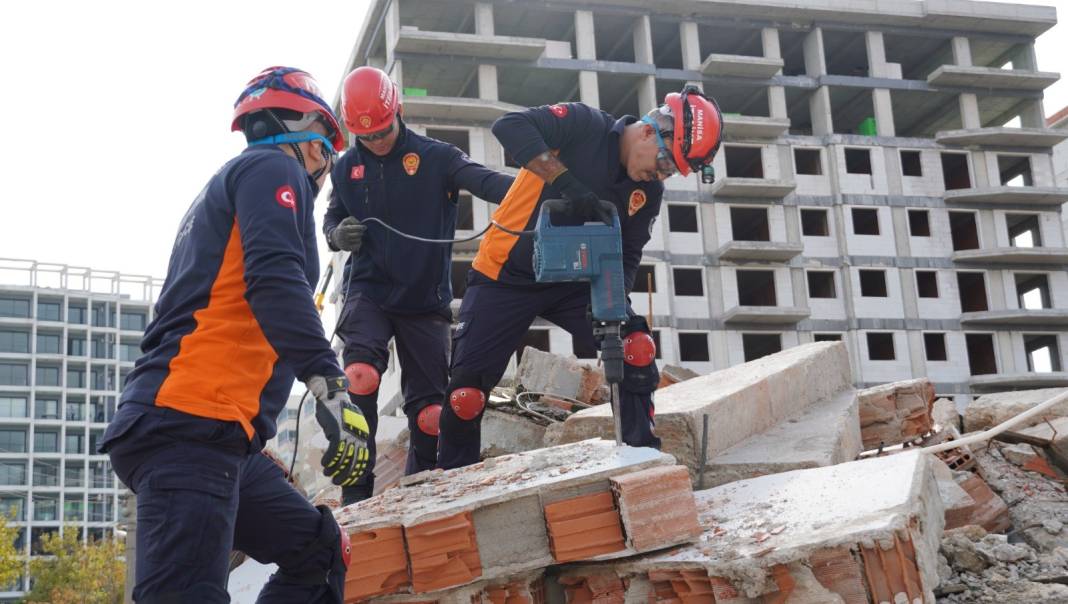 İzmir depreminin 6. yılında 3 ilde 6,7 şiddetinde deprem paniği 7